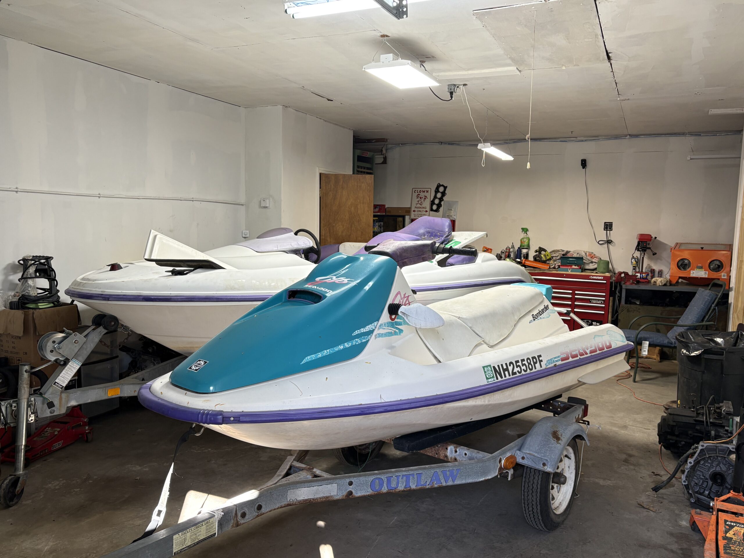 Jet skis lined up at Jetskis Unlimited